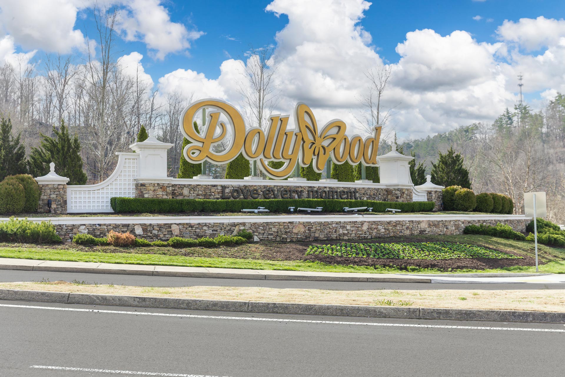 Dollywood entrance sign